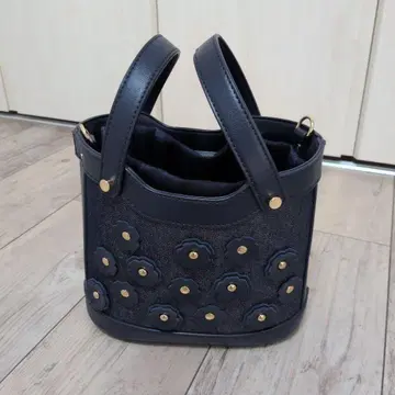 네이비 꽃 장식 숄더백