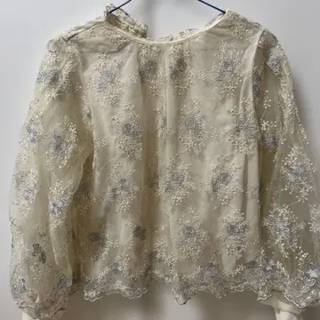 mysty woman 레이스 자수 아이보리 상의