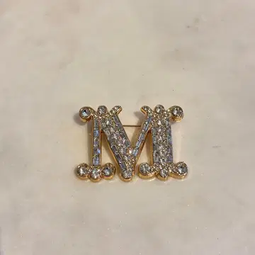 M 브로치
