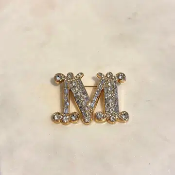 M 브로치