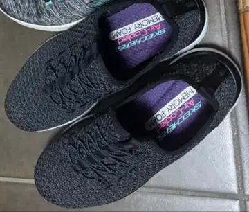 SKECHERS 블랙 스니커즈