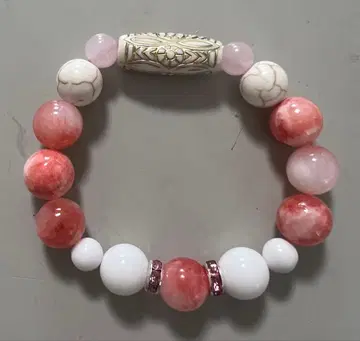 페르시아 로즈, 칼세도니 옥수의 동료입니다.