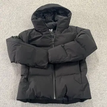 유니클로 심리스 다운 파카 M 사이즈