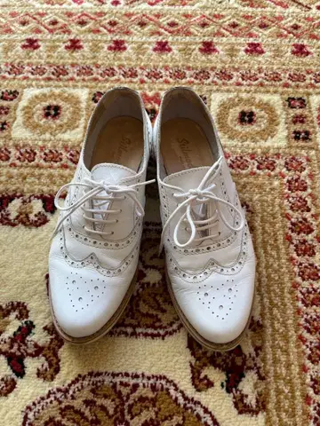 화이트 가죽 윙 칩 신발