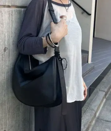 이아파피요네 스와로바닥 숄더백 블랙 블랙