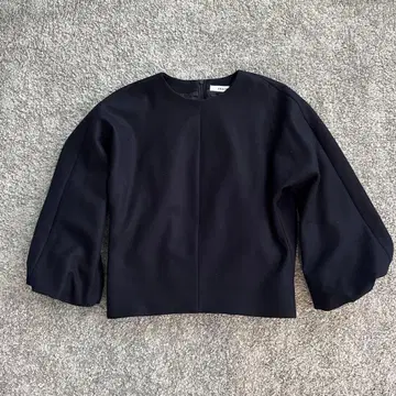 ebure 네이비 벌룬 슬리브 상의