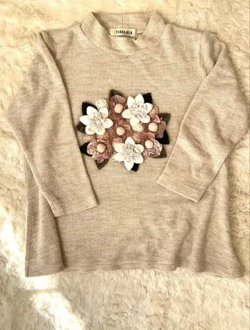 연말연시 외출 홈파티용 꽃 리스 베이지 리브 긴팔 상의