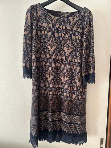 올 패턴 레이스 원피스 브라운 네이비 보트넥 5부 소매