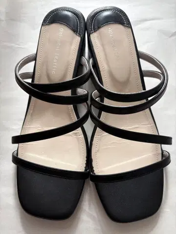 오리엔탈 트래픽 블랙 스트랩 샌들