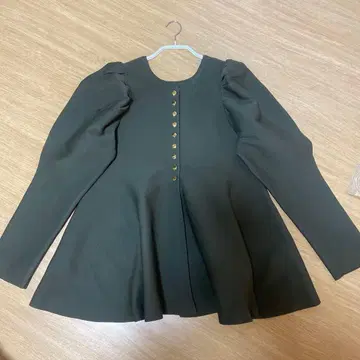 카듀네 페플럼 퍼프 니트 카키