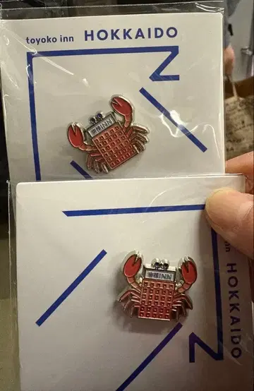 토요코인 홋카이도 한정 게 핀 배지 2개 세트