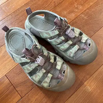 스포츠 샌들 그린 계열 스트랩 디자인