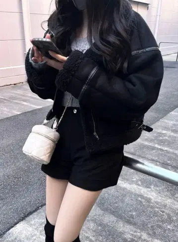 블랙 무스탕 코트 숏 기장