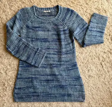 스포티 블루 계열 니트