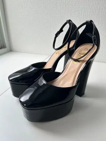 블랙 블랙 스트랩 하이힐 펌프스