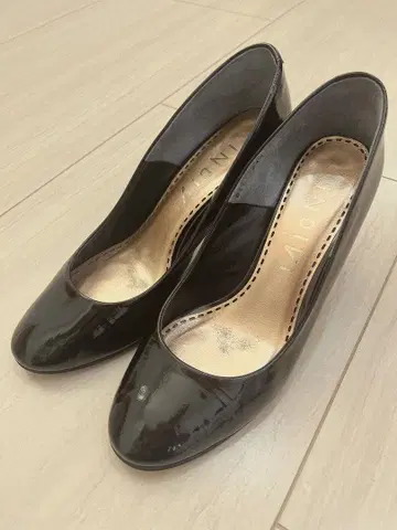 INDIVI 에나멜 펌프스