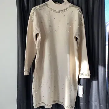 크림색 펄 장식 긴팔 원피스