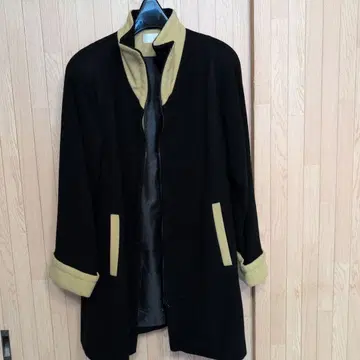 블랙과 옐로우 그린의 롱 코트