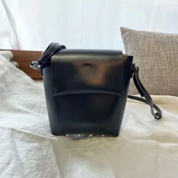 YAHKI 블랙 숄더백 스터드 장식