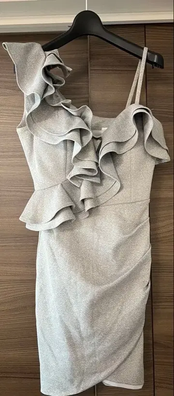 그레이 프릴 원숄더 드레스