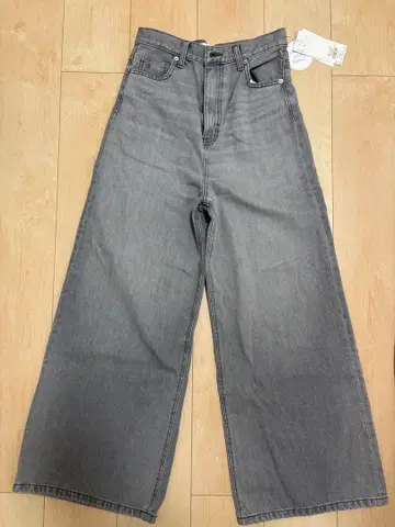 Mila Owen 라이트 그레이 하이웨스트 플레어 데님