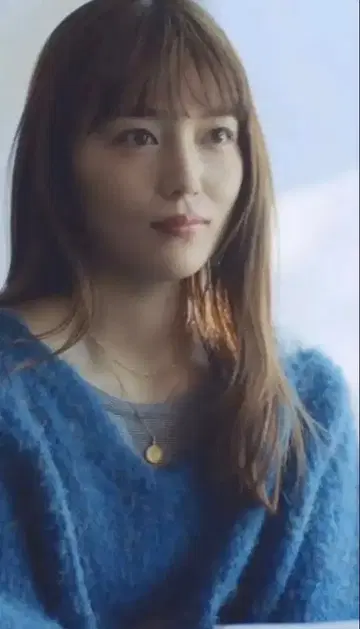 KASTANE 블루 V넥 긴팔 스웨터 카와구치 하루나 착용