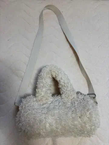 화이트 퍼 숄더백