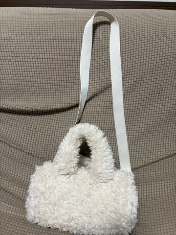 화이트 퍼 숄더백