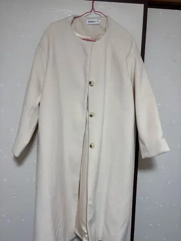 화이트 롱 코트