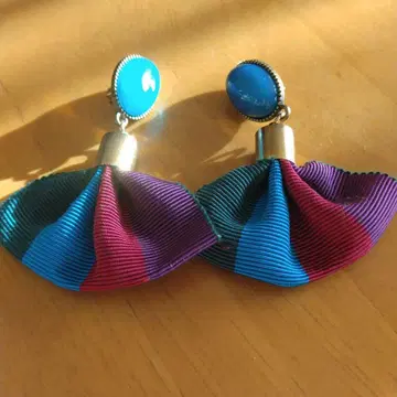 멀티 컬러 프릴 디자인 귀찌