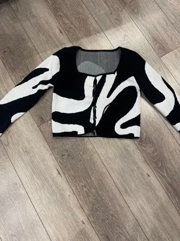 EMODA 크롭 기장 상의