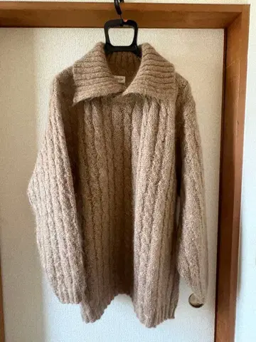 베이지 케이블 짜임 하이넥풍 카라 부착 스웨터 M 사이즈 상당