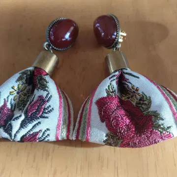 빈티지풍 빨간색 꽃무늬 자수 귀찌