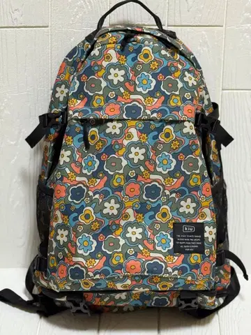 [ 미사용 새상품 ] Kiu 백팩 22L 해피 플라워 무늬