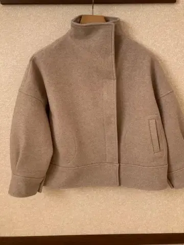 베이지 하이넥 자켓