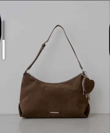 브라운 스웨이드 핸드백 하트 참 포함 Chico