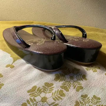 다크 브라운 색상에 세련된 디자인이 멋진 조리