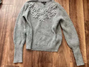 SAKS FIFTH AVENUE 그레이 꽃무늬 자수 긴팔 니트