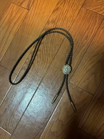 갱스터빌 가죽 루프 타이 장식 포함