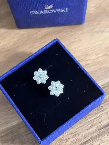 SWAROVSKI 스와로브스키 귀걸이 [양쪽 귀용] 플라워 파베