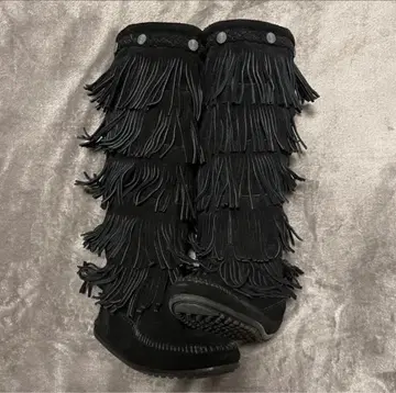 [ MINNETONKA ] 5단 프린지 롱 부츠 BLACK