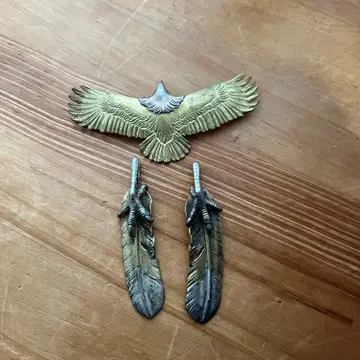 독수리와 깃털 디자인의 목걸이