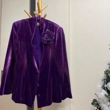보라색 벨벳 테일러드 자켓 꽃 브로치 포함