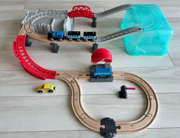 하페(Hape) 배터리로 움직이는 기관차와 시티 레일 세트 정리함 포함