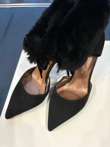 새상품급 중고 카네마츠 블랙 퍼 발목 스웨이드 펌프스 23