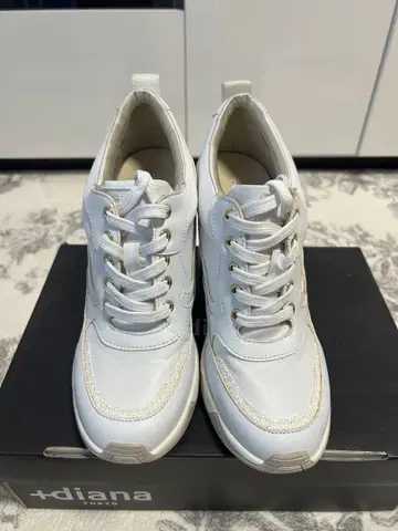 diana 화이트 레이스업 스니커즈