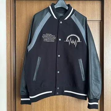 블랙 바시티 자켓 KOSMIK NOISE