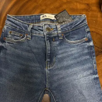 ZARA 데님 라이트 블루 EUR 32 일본 사이즈는 XS 3100엔.