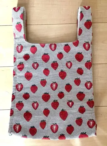 딸기 패턴 토트백