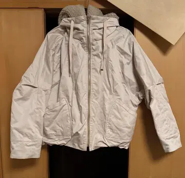 후드 부착 화이트 자켓